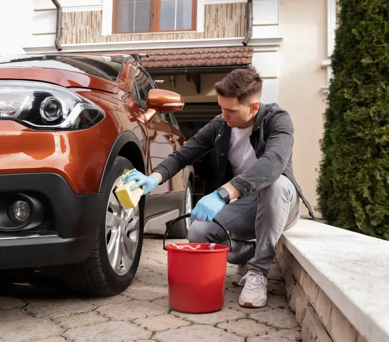 Lavage auto à domicile Lacrost : professionnel intervenant sur un véhicule